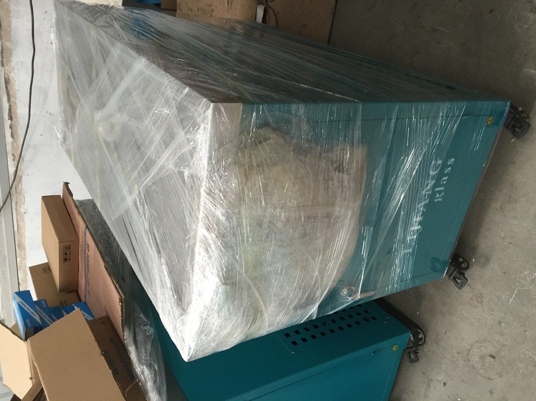 يستخدم الفريزر مسدس الغراء في عملية الغراء من زجاج التحكم المركزي ، ويتم تخزين مسدس الغراء اليدوي في