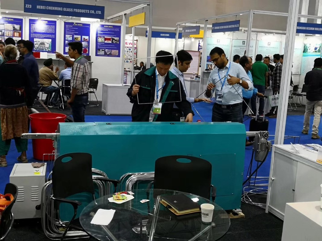 يتم استخدام نوع آلة بثق البوتيل LJTB01 لنشر إطارات فاصل الألومنيوم بالتساوي مع بوتيل الصهر الساخن