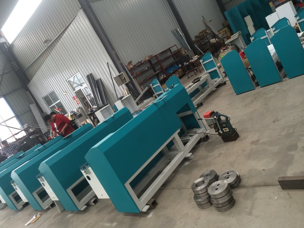 يتم استخدام نوع آلة بثق البوتيل LJTB01 لنشر إطارات فاصل الألومنيوم بالتساوي مع بوتيل الصهر الساخن