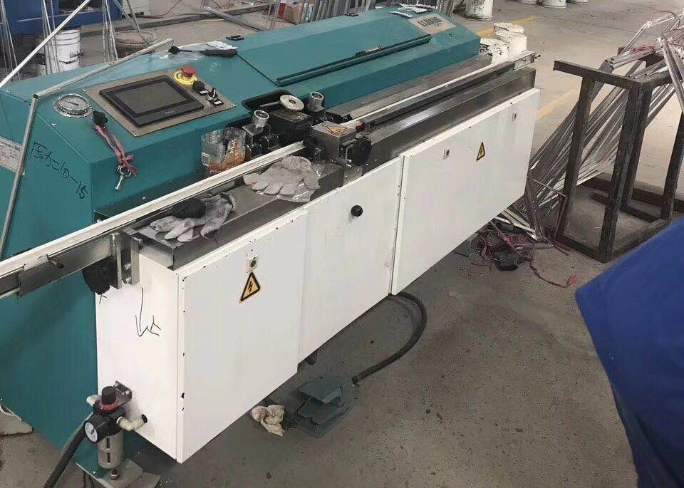 آلة بثق البوتيل LJTB01 مستخدمة لنشر إطارات مباعدة الألمنيوم بالتساوي مع بوتيل الصهر الساخن.