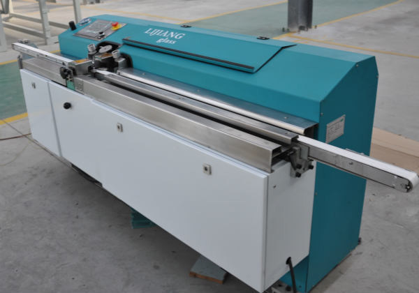 يتم استخدام نوع آلة بثق البوتيل LJTB01 لنشر إطارات فاصل الألومنيوم بالتساوي مع بوتيل الصهر الساخن