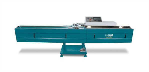 يتم استخدام آلة بثق البوتيل LJTB01 لنشر إطارات الألمنيوم بالتساوي مع بوتيل الصهر الساخن ،