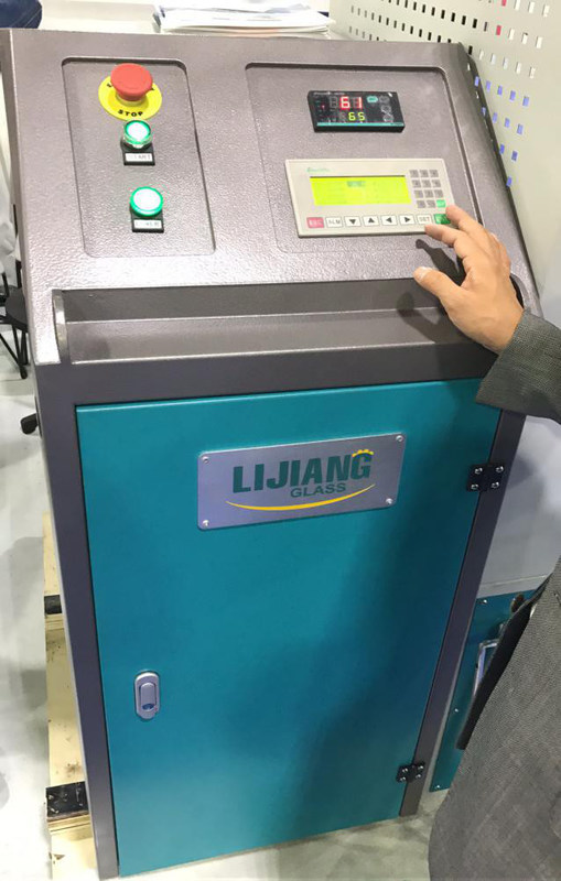 آلة تعبئة المجففة LJGZ2020 يمكنها تحقيق أعمال ثقوب الحفر تلقائيًا في إطار الفاصل