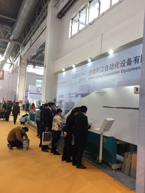 آلة ثني المفساح الأوتوماتيكية هي معدات خاصة لصنع إطارات الألمنيوم من الزجاج العازل