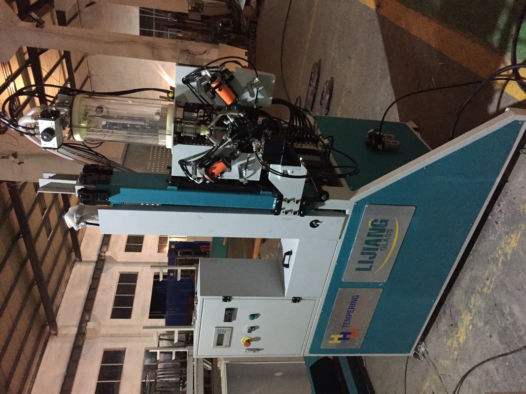 يمكن لآلة تعبئة المجففة أن تحقق تلقائيًا إجراءات ثقوب الحفر تلقائيًا في إطارات الفاصل