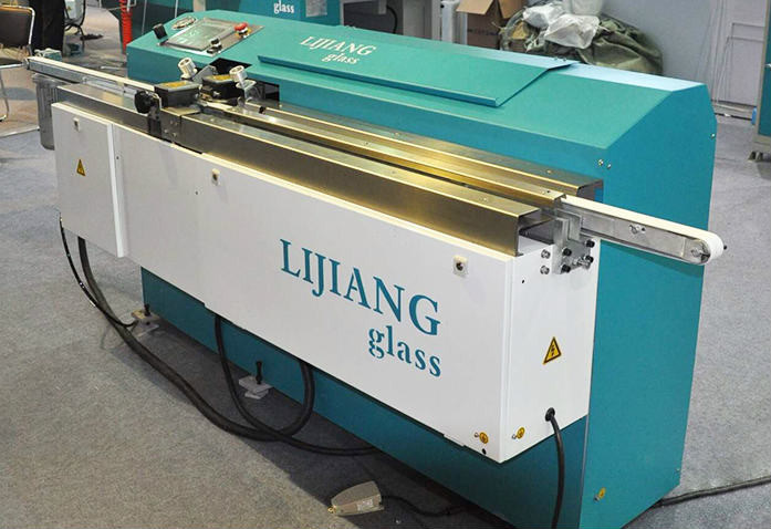 يتم استخدام نوع آلة بثق البوتيل LJTB01 لنشر إطارات فاصل الألومنيوم بالتساوي مع بوتيل الصهر الساخن.