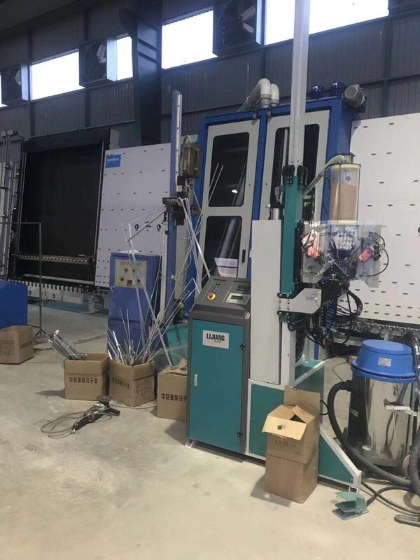 يمكن لآلة تعبئة المجففة أن تحقق تلقائيًا إجراءات ثقوب الحفر تلقائيًا في إطارات الفاصل