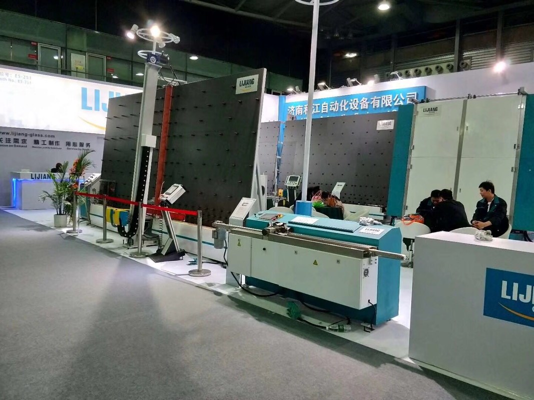 يمكن لآلة تعبئة المجففة أن تحقق تلقائيًا إجراءات ثقوب الحفر تلقائيًا في إطارات الفاصل