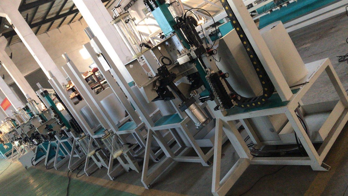 آلة تعبئة المجففة تعمل تلقائيًا على تنفيذ أعمال ثقوب الحفر تلقائيًا في إطارات الفاصل