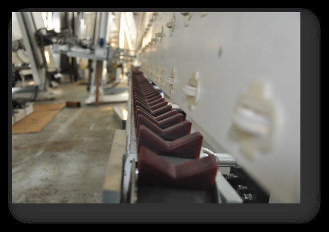 عالية الكفاءة خط إنتاج الزجاج العازل ختم روبوت لمعالجة الزجاج العازل