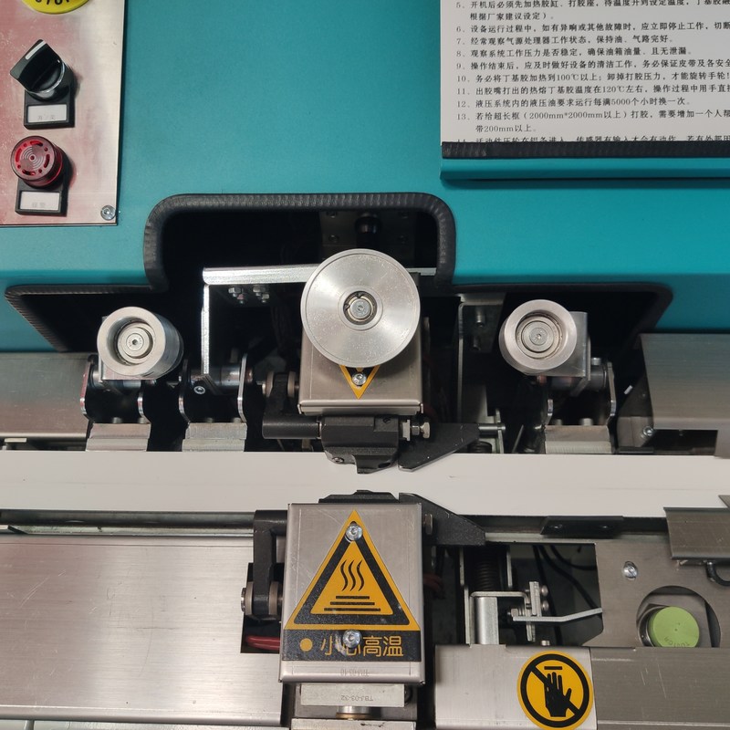 آلة تعبئة المواد الكيميائية المجففة الأوتوماتيكية لقضيب الفاصل وتصفيح شريط الألمنيوم الزجاجي العازل