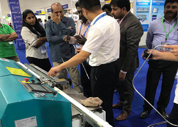 آلة بثق البوتيل الأوتوماتيكية المستخدمة لطلاء إطار فاصل لختم الزجاج المزدوج