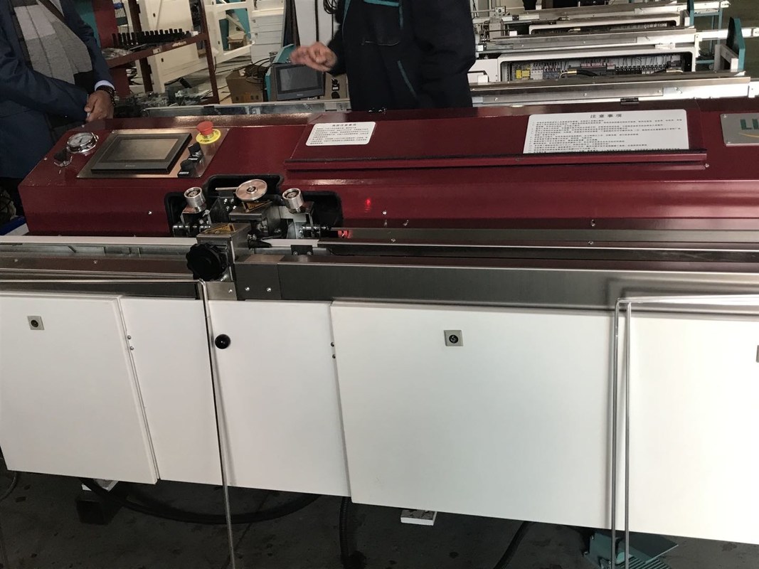 آلة بثق البوتيل الأوتوماتيكية المستخدمة لطلاء إطار فاصل لختم الزجاج المزدوج