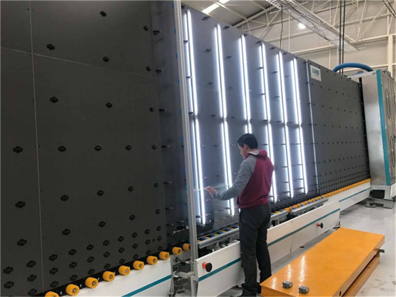 خط إنتاج الزجاج العازل المسطح 3-15 مم مع 3 أزواج من فرش الغسيل الناعمة Low E